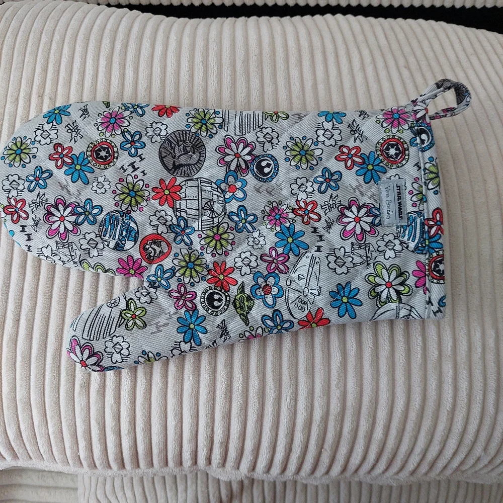 Vera Bradley Star Wsrs Far Far Away Mitten Kitchen Set